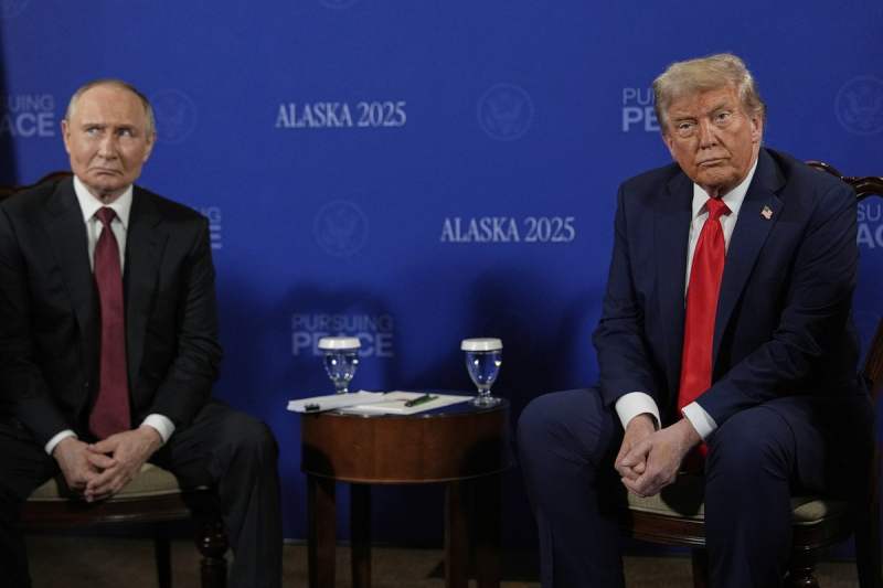 Путин и Трамп пожали друг другу руки и под пролет бомбардировщика отправились на переговоры. Саммит длится уже несколько часов