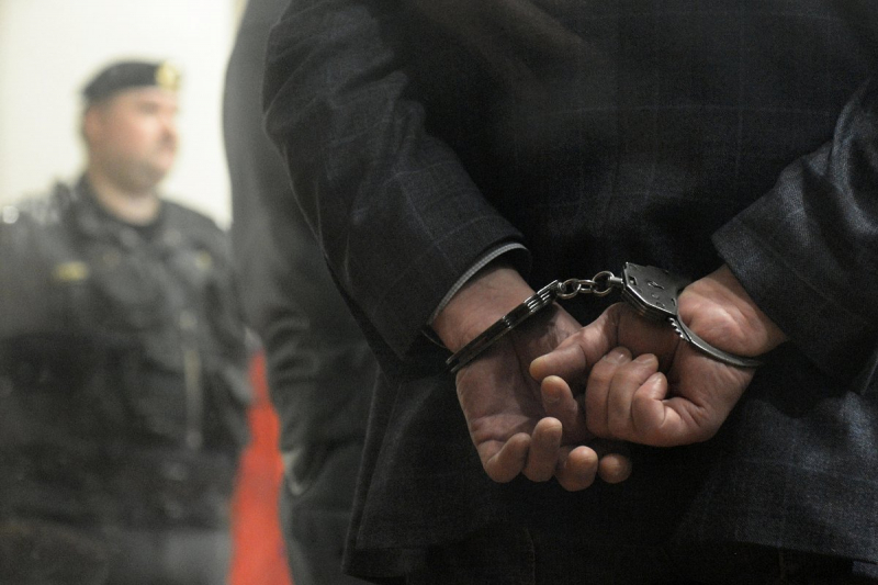 Уволенного российского вице-губернатора задержали за мошенничество. Его жену обвиняли в помощи бойцам ВСУ, которые жили в ее отеле