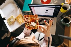 Врач предупредил о последствиях приема пищи перед компьютером