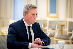 Министр армии США указал Киеву на ограниченные возможности НАТО для помощи ВСУ