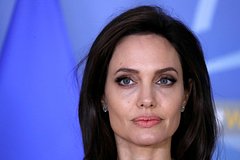 В Британии заявили о гневе Киева из-за неожиданного визита Джоли в страну