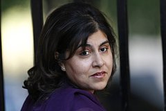 Гостья шоу попала в неловкую ситуацию в прямом эфире из-за неожиданного звонка мужа