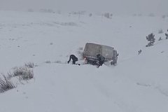 На Байкале похоронный кортеж с телом на двое суток застрял в сугробах в 20-градусный мороз