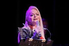 Российский певец предложил друзьям Долиной скинуться на квартиру артистке